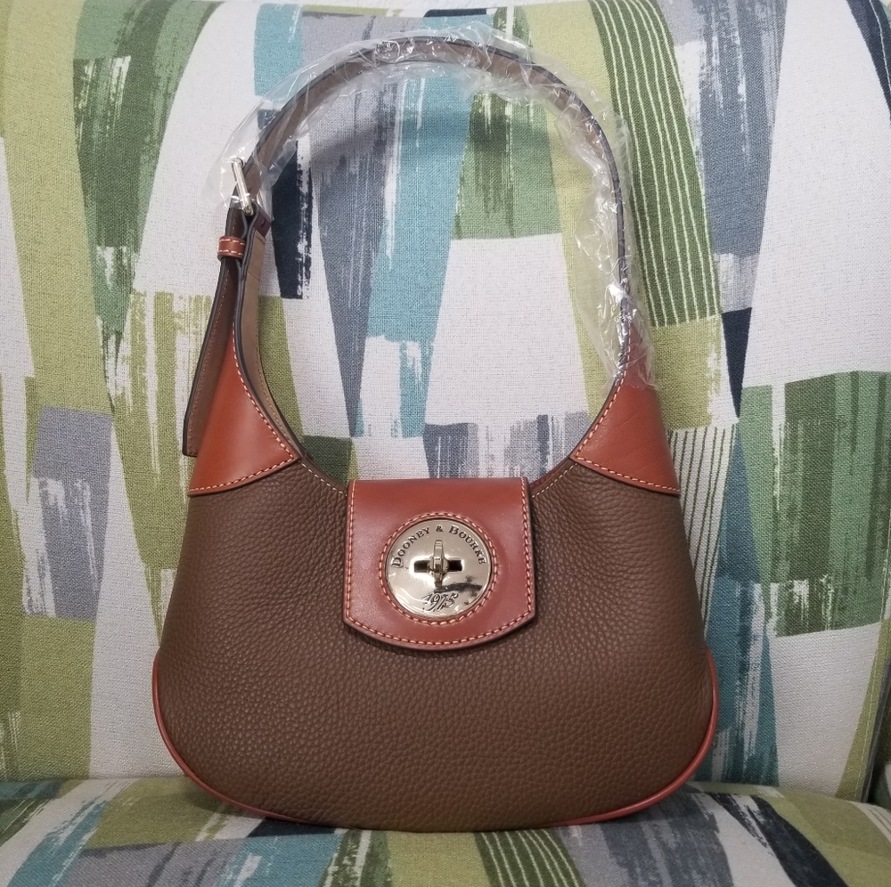 👜Dooney & Bourke Pebble Turnlock Hobo 26 In Bark(Milk Chocolate Brown) Tan Trim